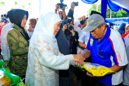 Jelang Ramadhan, Khofifah Gelar Pasar Murah di Masjid Al-Akbar Surabaya