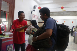Barongsai dan Dimsum Sambut Penumpang, Imlek 2577 Meriahkan Stasiun Jember