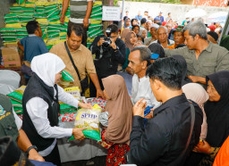 Jelang Ramadhan, Khofifah Turun ke Permukiman Warga Pasuruan Gelar Pasar Murah dan Jamin Harga Tetap Stabil