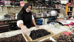 Jelang Ramadan, Penjualan Kurma di Pasar Tanjung Jember Melonjak hingga 70 Persen