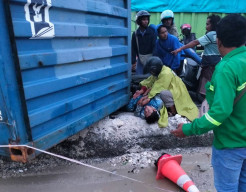 Kontainer Jatuh Timpa Pengendara Motor di Jalan Daendels Manyar Gresik