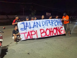 Warga Manyar Pasang Spanduk Satire di Jalan Rusak, Desak BBPJN Segera Bertindak