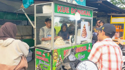 Kue Dongkal Betawi Laris di Gresik Saat Ramadan, Pedagang Raup Omzet Hingga Rp1 Juta per Hari