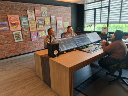 Lewat Dialog Radio, Sat Binmas Polres Gresik Ajak Warga Perkuat Keamanan Selama Ramadan