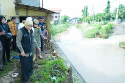 Tinjau Banjir di Kabupaten Probolinggo, Khofifah Tekankan Keselamatan Warga dan Siapkan Normalisasi Sungai