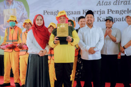 Kirab Adipura Gresik, Bupati Yani dan Wabup Alif Apresiasi Pasukan Kebersihan dan Dorong Inovasi Pengelolaan Sampah