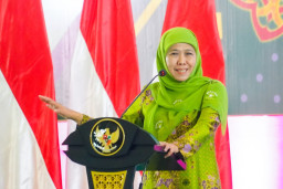 Khofifah Kukuhkan  413 Paralegal Muslimat NU Jawa Timur