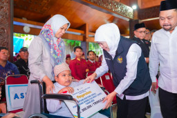 Sapa Bansos Ramadan ke-15, Gubernur Khofifah Salurkan Bantuan Rp 7,6 Miliar di Gresik
