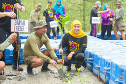 Sinergi Pemprov Jatim dan TNI AL: Gubernur Khofifah Bersama Danpasmar 2 Hijaukan Pesisir Kenjeran dengan 1.200 Mangrove
