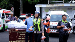 Polantas Gresik dan Relawan Ambulans Berbagi Takjil Sambil Edukasi Safety Riding
