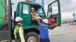 Ramadan Berkah, TPS Bagikan 300 Paket Takjil Setiap Hari untuk Sopir Truk di Pelabuhan