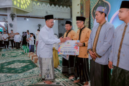Bupati Yani Serahkan Bingkisan Lebaran untuk 200 Petugas Non-Pengajar SMP Negeri di Gresik