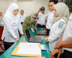 Gubernur Khofifah Tinjau Posko THR Jatim, 20 Pengaduan Masuk dan Perusahaan Diingatkan Bayar H-7 Lebaran