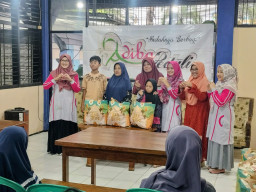 Majelis Pengajian Adiba Jember Salurkan 50 Paket Sembako dan Takjil untuk Yatim Piatu di Bulan Ramadan