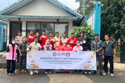PLN UP2B DKI Jakarta dan Banten Tebar Kepedulian, Bagikan 120 Takjil di Kawasan Cililitan