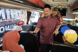 Pemkab Gresik Berangkatkan 750 Pemudik dengan 15 Bus dalam Program Mudik Gratis 2026