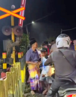 Bak Film 'Fast Furious', Palang Pintu KA Jember Ditabrak Mobil Diduga Hasil Curian, Seorang Pemotor Terluka