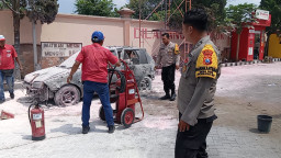 Mobil Mogok Usai Isi Pertamax, Sedan Terbakar di SPBU Sempolan Jember