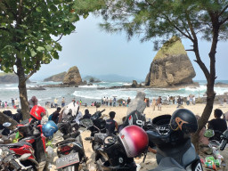 Lebaran Ketupat, Pantai Papuma Dipadati Ribuan Wisatawan, Ambulans Bolak-balik Evakuasi Korban