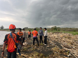 Remaja Lumajang Hilang Terseret Arus di Muara Bondoyudo, Pencarian Masih Berlangsung