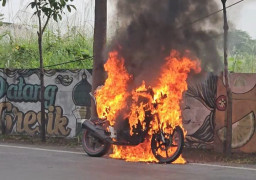 Diduga Tangki Bocor dan Korsleting, Motor CBR Ludes Terbakar di Jalan Raya Bunder Gresik