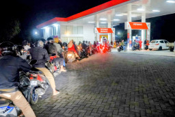 Isu BBM Naik Picu Kepanikan, Antrean Panjang Warnai SPBU di Jember