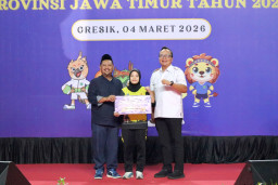 Bupati Gresik Serahkan Bonus Rp 9,3 milliar Kepada Peraih Medali Porprov IX Jatim