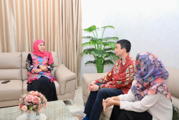 Gubernur Khofifah Sambut Kepulangan Dua Mahasiswa Jatim yang Berhasil Dievakuasi dari Iran