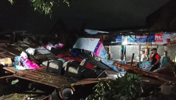Hujan Deras Angin Kencang Robohkan Warung di Kediri