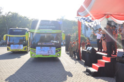 Bupati Gresik Berangkatkan 750 Warganya Mudik ke 7 Rute Tujuan di Jatim