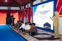 Beri Pembekalan Calon Jamaah Haji, Sekdakab Sampang Ingatkan Jaga Kesehatan dan Nama Baik Bangsa