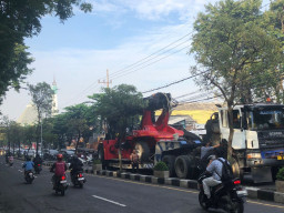 Truk Angkut Alat Berat Mogok di Tanjakan TMP, Lalin Kota Gresik Macet Parah
