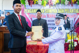 Lantik Kades PAW Desa Laban, Bupati Gresik Tekankan Percepatan Infrastruktur dan Konektivitas