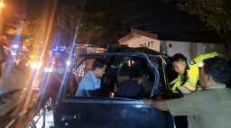 Evakuasi Dramatis Korban Laka Maut di Bangkalan: Pikap Tabrak Truk Parkir, Satu Orang Meninggal