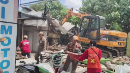 Penertiban Besar-besaran di Driyorejo Gresik, 43 Bangunan Liar di Sempadan Saluran Air Dibongkar Satpol PP