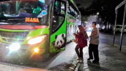 Perempuan Terlantar di Kedamean Dievakuasi Polisi, Diantar Hingga Naik Bus ke Tuban