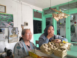 Pudak Cap Kuda “Nyonya Tjioe” Gresik, Cita Rasa Legendaris yang Bertahan Sejak 1950