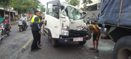 Sopir Mengantuk, Truk Provit Hantam Trailer Parkir di Bojonegoro