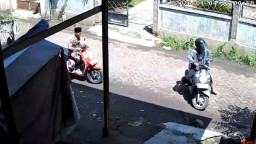 Maling Bersarung Curi Motor Pak RT di Pasuruan