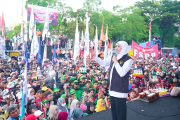 Rayakan May Day di Kantor Gubernur, Khofifah-Emil Guyur Ribuan Buruh Jatim dengan "Kado" Kebijakan Strategis