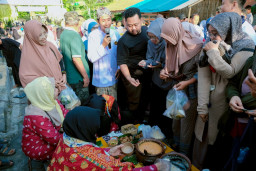 Hidupkan Tradisi Koin Gobog, Bupati Gus Yani Dorong Pasar Panganan Giri Biyen Jadi Ikon Wisata Budaya Gresik