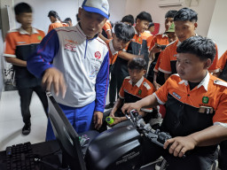Edukasi #Cari_Aman: MPM Honda Jatim Ingatkan Pelajar Wajib Berusia 17 Tahun dan Punya SIM