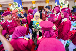 Pimpin Upacara Hardiknas, Gubernur Khofifah Bangga Paskibra Gabungan SD-SMA dan Pidato 5 Bahasa Murid Sekolah Rakyat