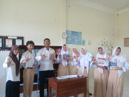 Peringati Hardiknas, SMK Sunanul Muhtadin Gresik Luncurkan Pojok Baca di Setiap Kelas