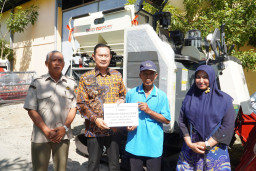 Modernisasi Pertanian, Bupati Lamongan Serahkan Bantuan Combine Harvester ke Tiga Kelompok Tani