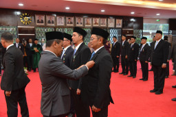 Presiden Prabowo Anugerahi Satyalancana kepada 8 Punggawa PLN Atas Inovasi dan Bakti Sektor Energi