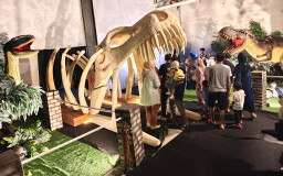 Hadirkan Dunia Purba ke Gresik, Icon Mall Suguhkan Pertunjukan Dinosaurus Animatronik yang Edukatif