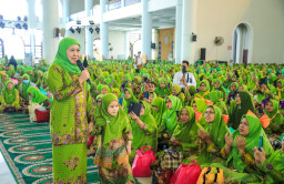 Peringati Harlah ke-80 Muslimat NU di Masjid Al Akbar, Khofifah Bersama 15 Ribu Jamaah Gaungkan Perdamaian Dunia ke PBB
