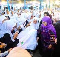 Dampingi Syeikh Afeefuddin ke Ponpes Genggong, Gubernur Khofifah Motivasi Ribuan Santri Jadi Pemimpin Masa Depan