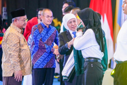Gubernur Khofifah dan Mendikdasmen Abdul Mu'ti Lepas 3.600 Lulusan SMK/LKP Jatim Bekerja di Luar Negeri